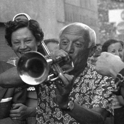 Quinn Picasso Unter Freunden in Vallauris Picasso spielt Trompete v2