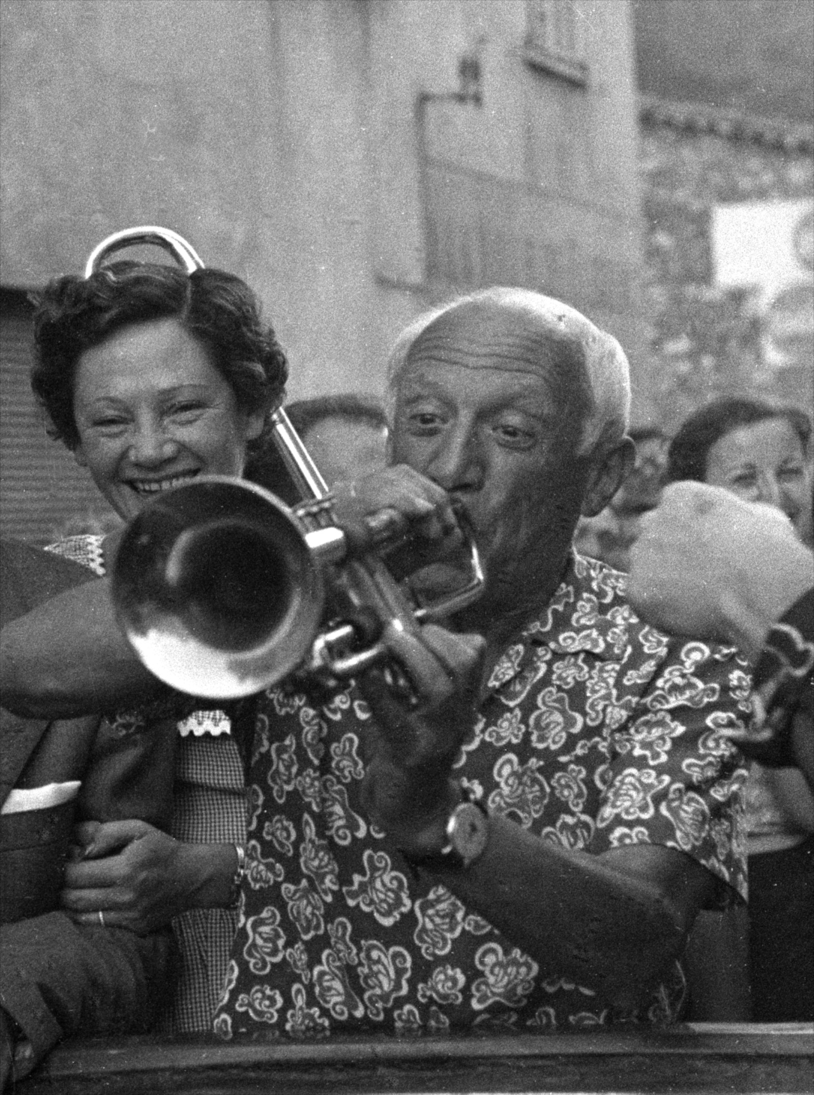 Quinn Picasso Unter Freunden in Vallauris Picasso spielt Trompete